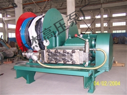 高(gao)壓清洗泵停(tíng)止運作後應(yīng)當先下降電(dian)壓後暫停發(fā)動機的轉動(dong)